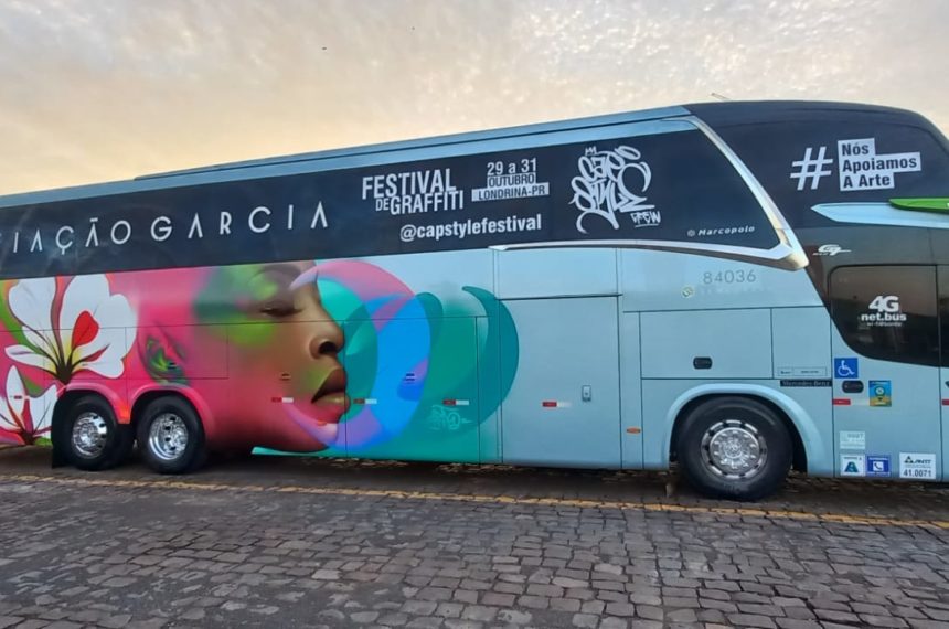Ônibus da Viação Garcia ilustra a arte do grafismo